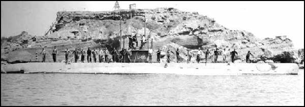 Un sous-marin U-65 allemand et son équipage
