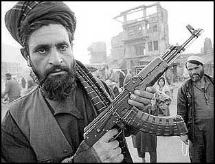 Un soldat taliban avec son arme