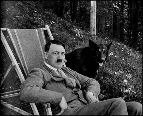 Adolf Hitler pose pour le Time Magazine