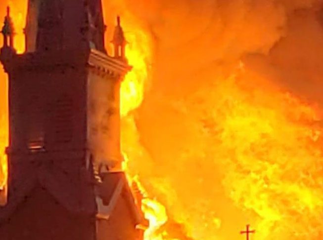 Une église en feu